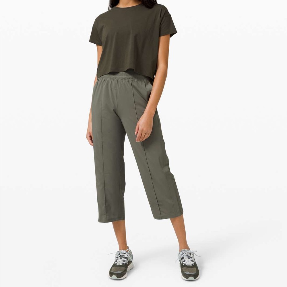 Lululemon Wanderer Crop 23” size 2 Grey Sage